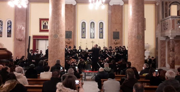 Mileto, successo per il concerto dell’orchestra e coro “Vito Capialbi”