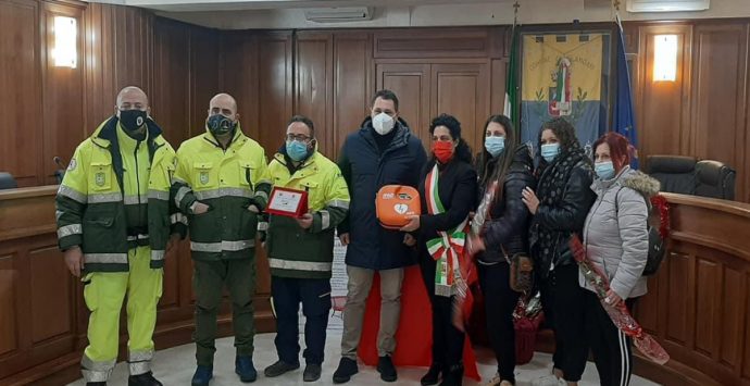 Filandari, la protezione civile dona un defibrillatore al Comune