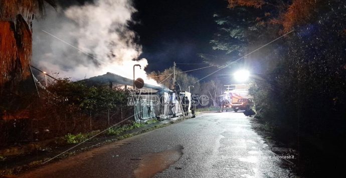 Incendio sul lungomare di Joppolo, in fiamme un ristorante