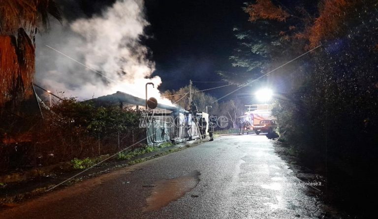 Incendio sul lungomare di Joppolo, in fiamme un ristorante