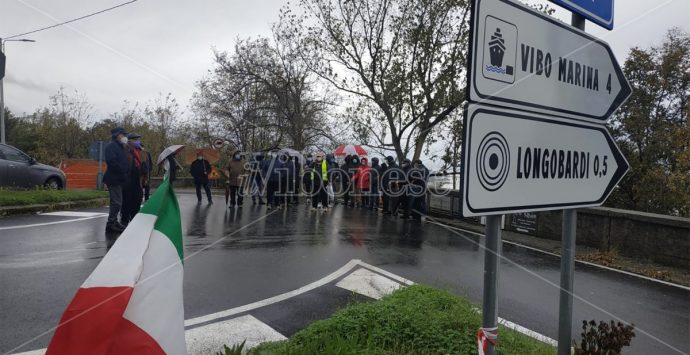 Strada crollata a Longobardi, sit-in dei cittadini di Vibo Valentia -Video