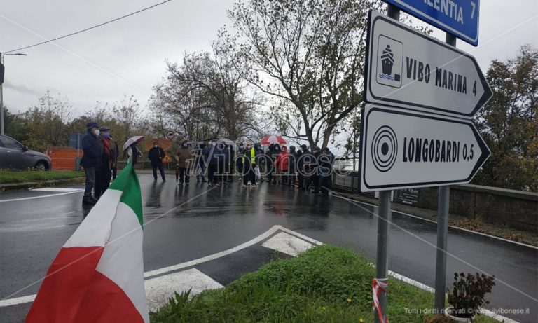 Strada crollata a Longobardi, sit-in dei cittadini di Vibo Valentia -Video