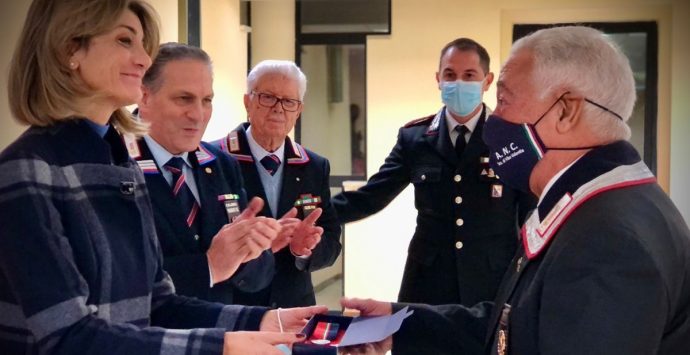 Il prefetto Lulli consegna gli attestati di fedeltà all’associazione nazionale carabinieri -Foto
