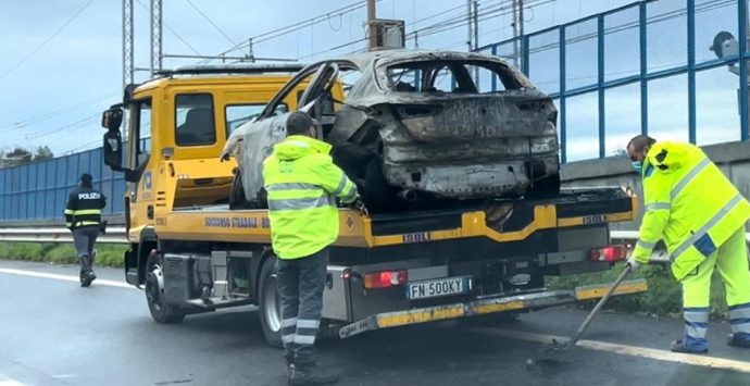 “Autostrada del Mediterraneo”: autoveicolo in fiamme all’altezza di Pizzo