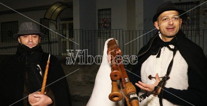 Gli zampognari suonano tra i vicoli di Tropea per la novena di Natale – Video