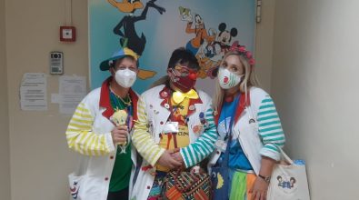 I clown donano un sorriso ai piccoli pazienti dell’ospedale Jazzolino di Vibo
