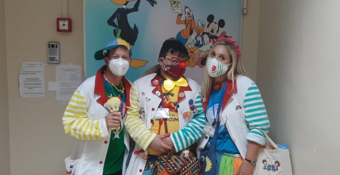 I clown donano un sorriso ai piccoli pazienti dell’ospedale Jazzolino di Vibo