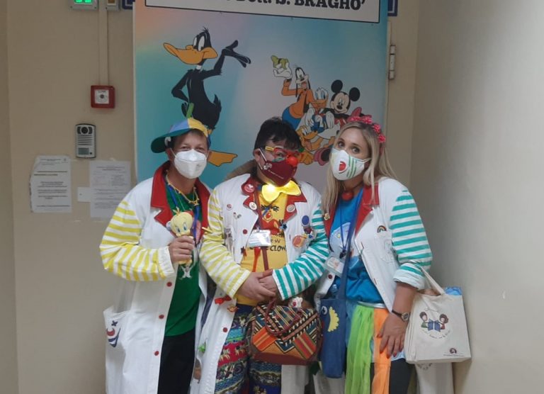 I clown donano un sorriso ai piccoli pazienti dell’ospedale Jazzolino di Vibo