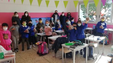 Ionadi, il sindaco visita le scuole e dona panettoni artigianali agli alunni