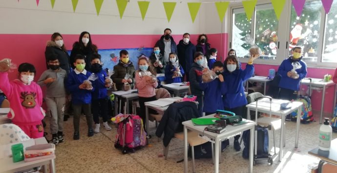 Ionadi, il sindaco visita le scuole e dona panettoni artigianali agli alunni