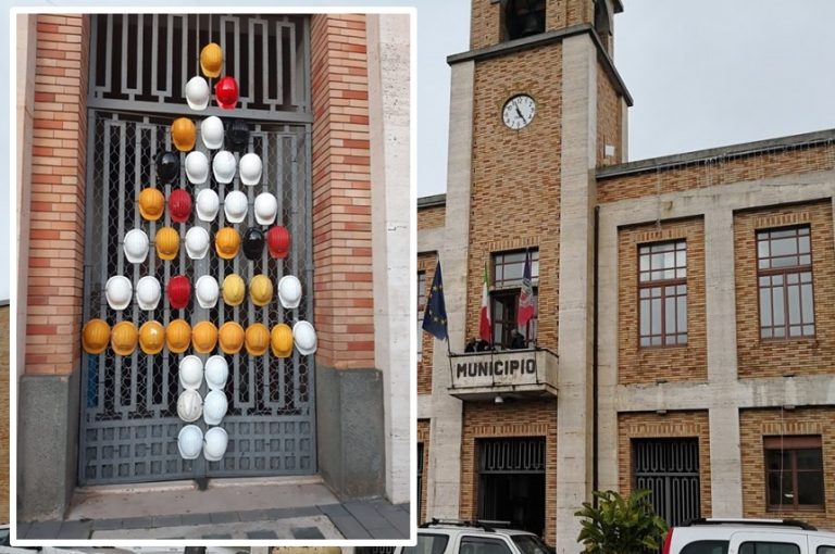 A Vibo l’albero di Natale con i caschi antinfortunistici per la sicurezza sul lavoro