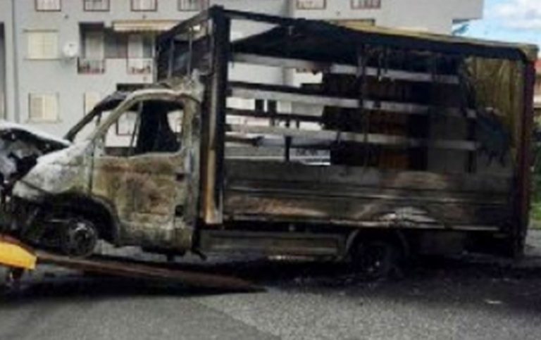 Pizzo, in fiamme il camion di un venditore di prodotti ortofrutticoli