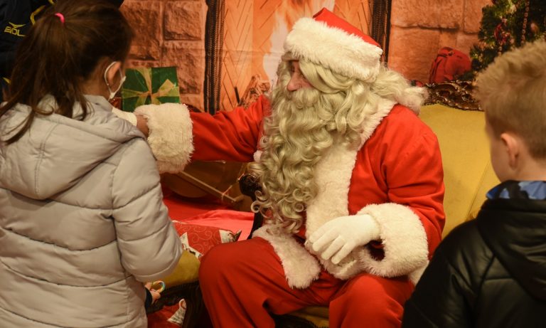 Vibo, successo per i primi due giorni della casa di Babbo Natale – Foto