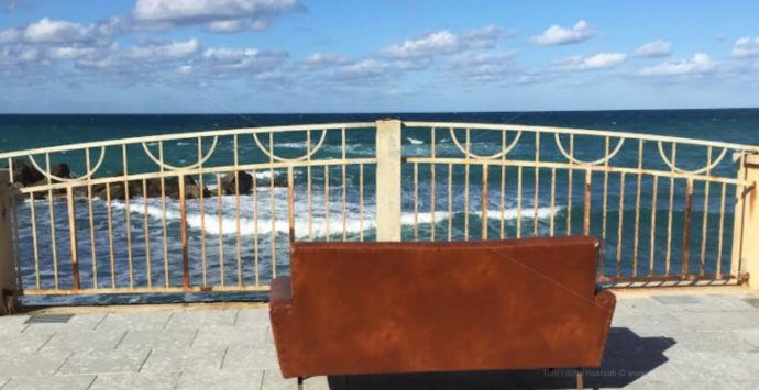 Vibo Marina: un divano abbandonato davanti al mare, il lato poetico dell’inciviltà