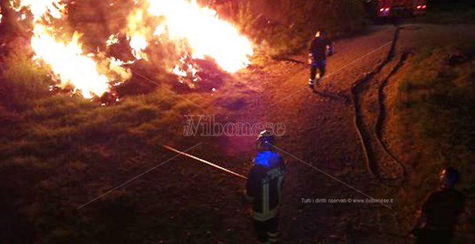 Notte di fuoco a Paravati, in fiamme il fienile di un mattatoio