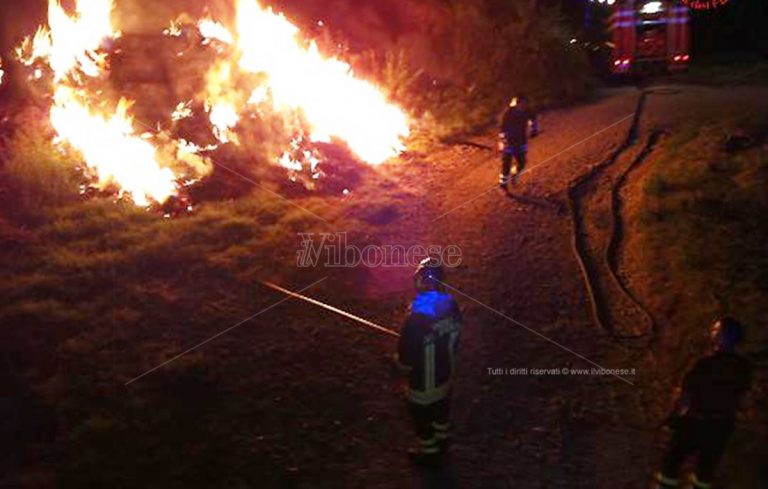 Capannone agricolo di un consigliere in fiamme a Maierato