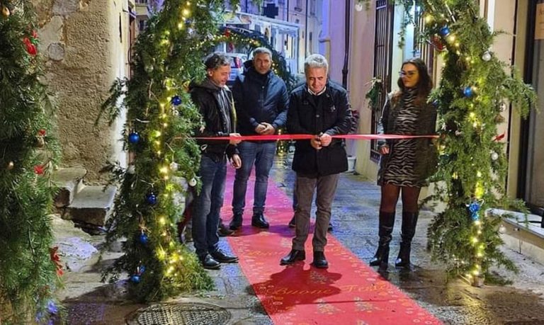 A Nicotera il Natale entra nel vivo: inaugurata la via del Vischio