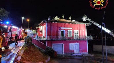 Tetto di un’abitazione in fiamme a Ionadi, vigili del fuoco in azione – Video