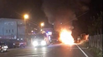 Auto in fiamme sulla Statale 18 fra Vibo Valentia e Vena – Video