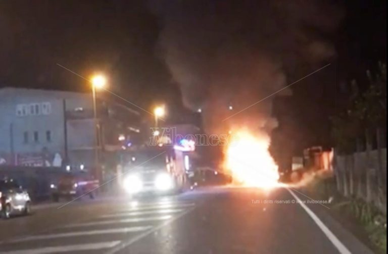 Auto in fiamme sulla Statale 18 fra Vibo Valentia e Vena – Video