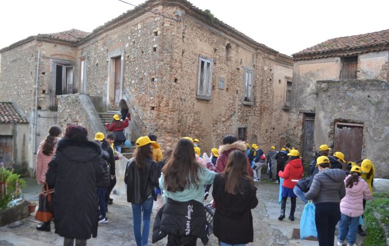 Nicotera, il viaggio nella storia di Legambiente e studenti nell’antico quartiere Giudecca