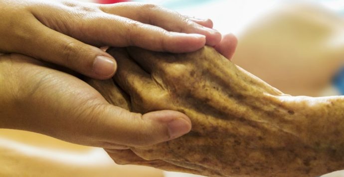 Covid Calabria, nonnina di 103 anni sconfigge il virus e torna a casa