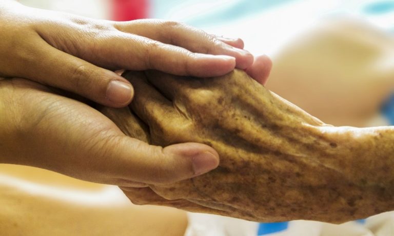 Cure domiciliari per anziani, al via le domande in 15 Comuni
