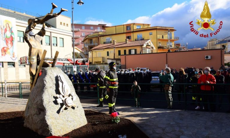 Vibo celebra Santa Barbara: inaugurato un monumento dedicato ai vigili del fuoco