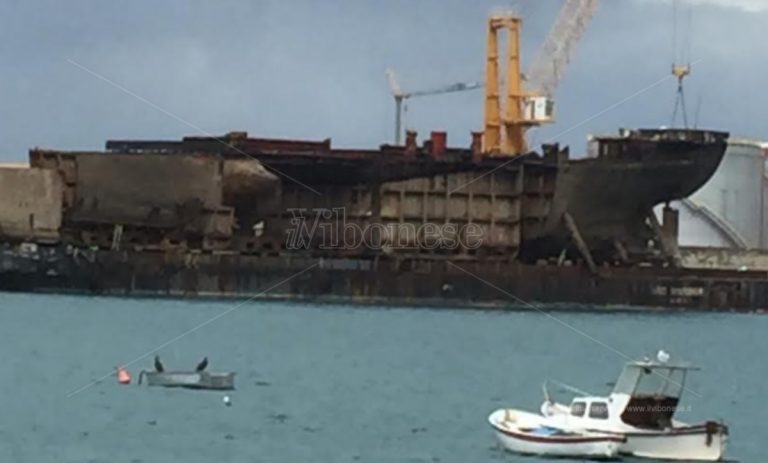 Causa maltempo attracca al porto di Vibo Marina il relitto della nave Berkan B