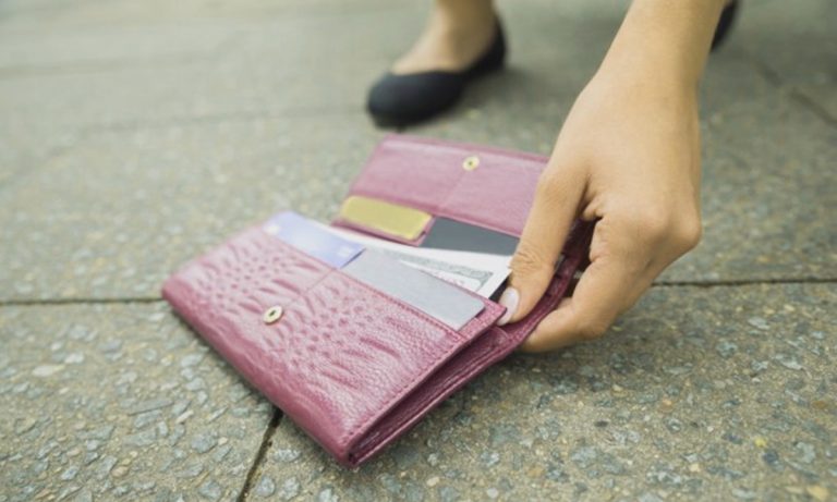 Trova il portafoglio di una giovane in vacanza a Limbadi e lo restituisce: «Gesto che ci rende fieri»