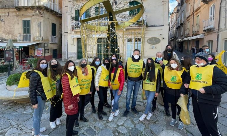 Puliamo il mondo, a Tropea gli studenti liberano il borgo dalle cicche di sigaretta