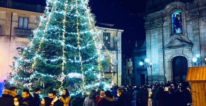 Serra San Bruno, il Natale entra nel vivo con l’accensione dell’albero “Biasi”