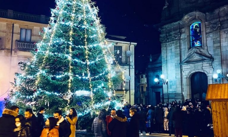 Serra San Bruno, il Natale entra nel vivo con l’accensione dell’albero “Biasi”