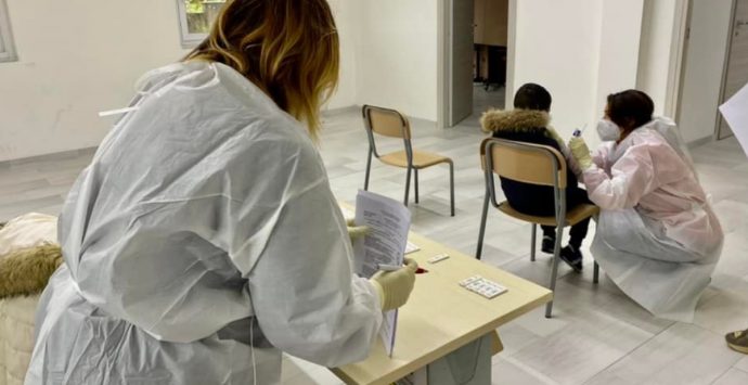 Test rapidi sugli studenti di Vibo, emersi 23 casi Covid su 1.430 tamponi