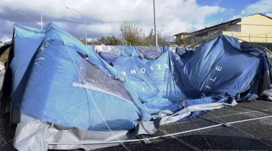 Vibo Valentia: il maltempo danneggia la tenda per i tamponi del Palamaiata -Video