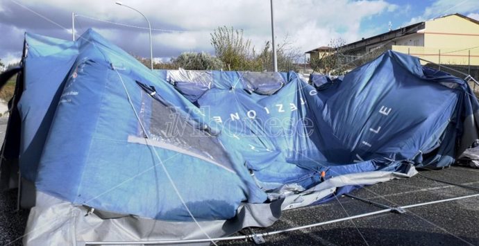 Vibo Valentia: il maltempo danneggia la tenda per i tamponi del Palamaiata -Video