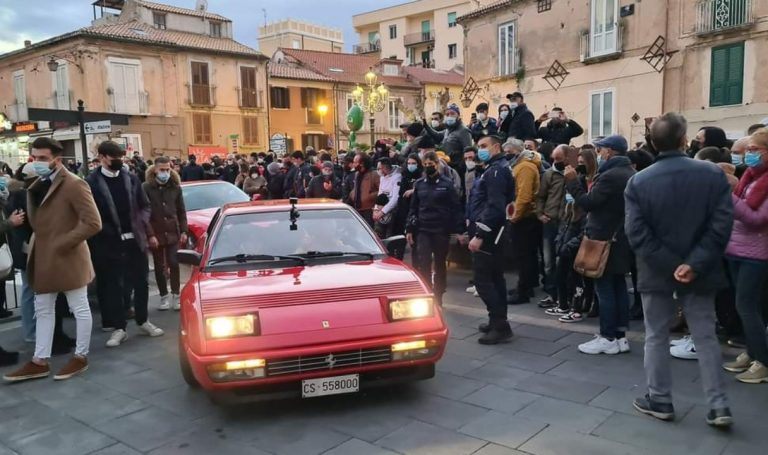 La rossa a Tropea, le scuderie Ferrari e le loro auto storiche nel borgo più bello d’Italia