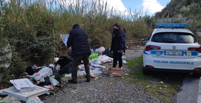Parghelia, rifiuti: la polizia municipale scopre una discarica a cielo aperto