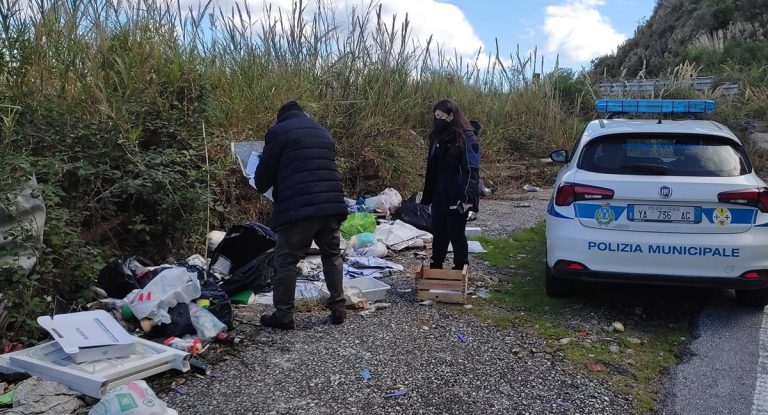 Parghelia, rifiuti: la polizia municipale scopre una discarica a cielo aperto