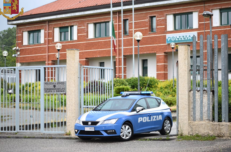 Donna getta la spazzatura dal furgone: multata dalla polizia nelle Serre