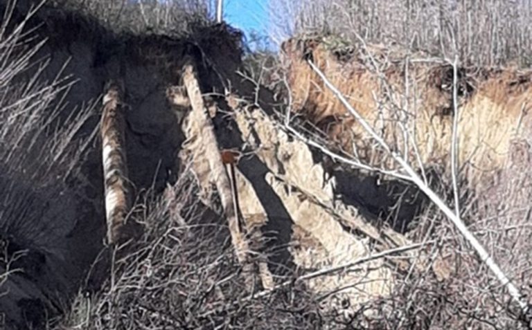 Acquedotto Alaco, una frana all’origine della rottura della condotta: Sorical a lavoro