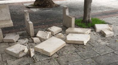 Vibo Marina, vandali distruggono una delle panchine di piazza” “Satriani”