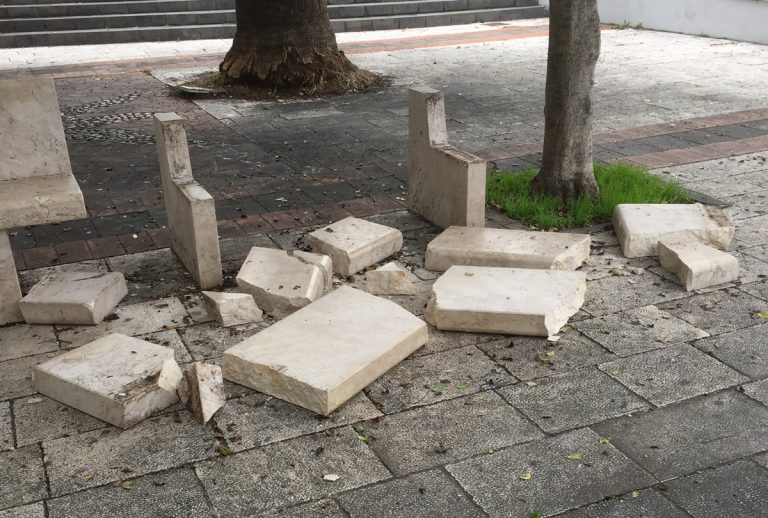 Vibo Marina, vandali distruggono una delle panchine di piazza” “Satriani”