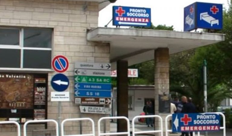 Ospedale Vibo, la testimonianza: «Mia madre curata con grande umanità»