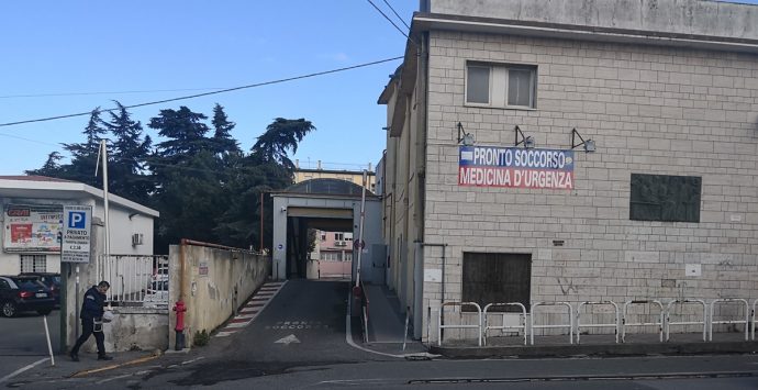 Aggressione al Pronto soccorso di Vibo: «Potenziare il posto fisso di polizia e la vigilanza»