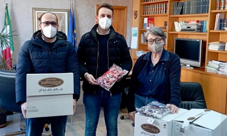 Cioccolatini in regalo per i centri vaccinali del Vibonese