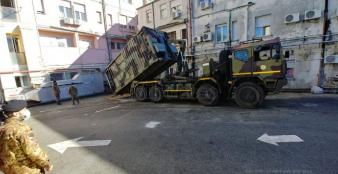 Covid Vibo, l’Esercito allestisce un laboratorio mobile: si potranno processare 400 tamponi al giorno