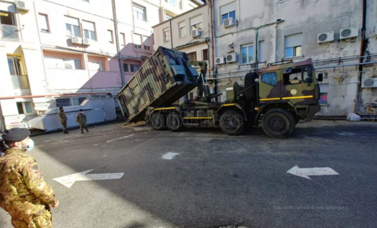 Covid Vibo, l’Esercito allestisce un laboratorio mobile: si potranno processare 400 tamponi al giorno