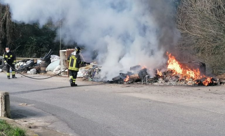 Filandari, incendio coinvolge discarica abusiva lungo la Provinciale num. 30