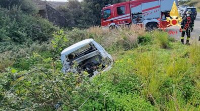 Drammatico incidente nel Cosentino, muore una donna nello scontro tra un’auto e un furgone